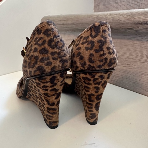 Stuart Weitzman Leather Fur
Suede Leopard Animal Print size 8 heels shoes - Picture 4 of 7